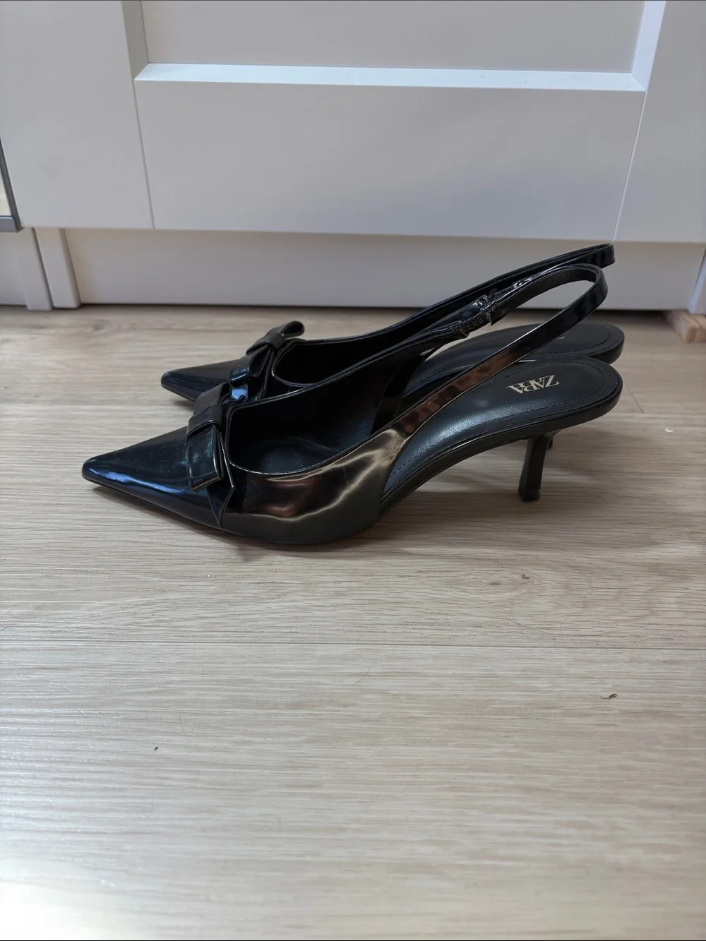 Zara Black Patent Pointed Slingback Pumps with Bow Detail - Picture 2 of 5